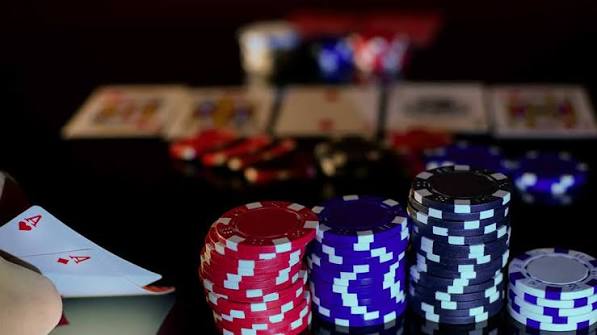 Toàn cảnh bàn Poker Texas Hold’em tiêu chuẩn
